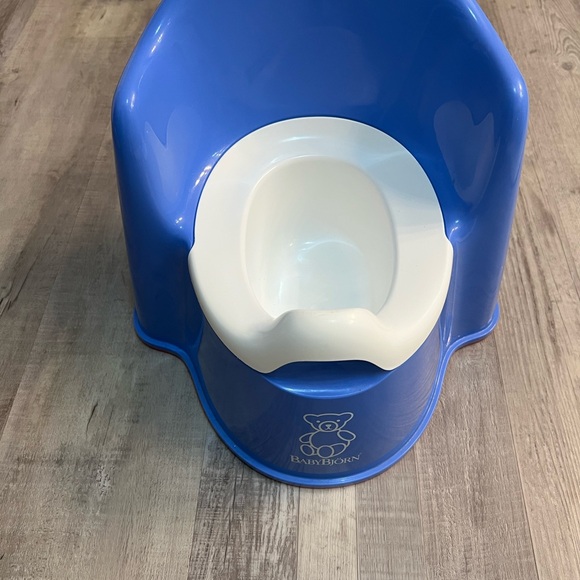 BabyBjörn Toddler Potty Chair Blue/Purple - Picture 1 of 3